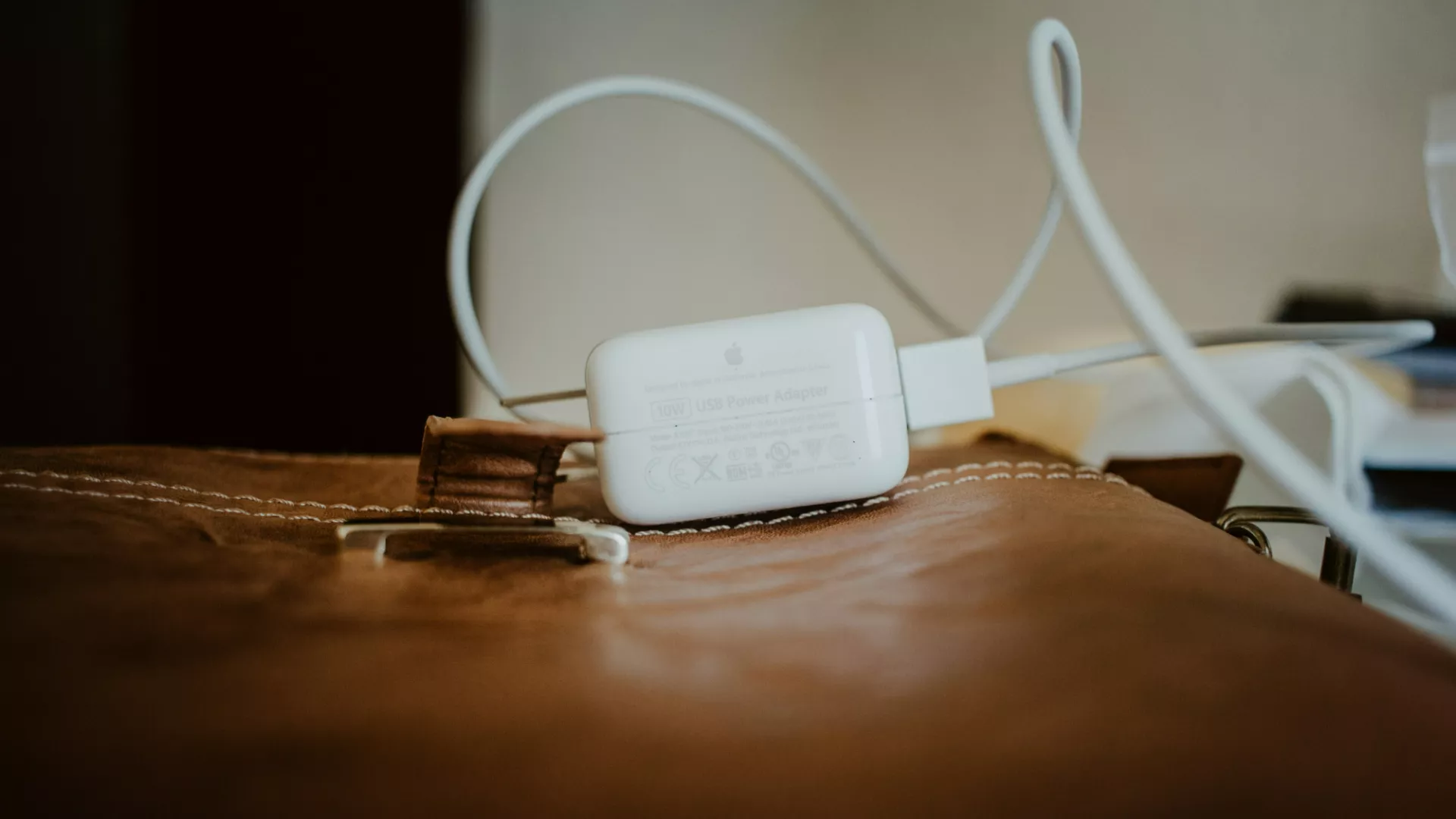 Perché le compagnie aeree stanno vietando o limitando l’uso dei power bank a bordo: rischi e regolamenti